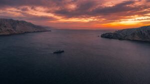 夕暮れのホルムズ海峡を航行する海上自衛隊掃海艦